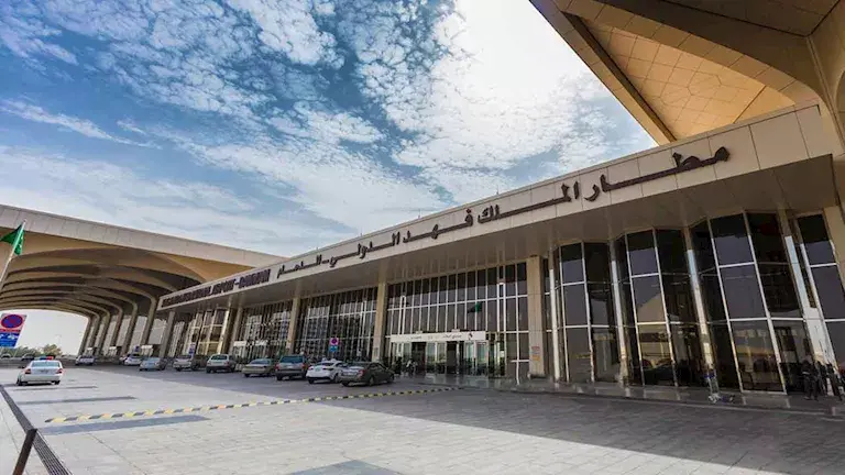 الطيران المدني السعودي: مقتل شخص وإصابة 8 في هجوم على مطار الملك فهد بالدمام