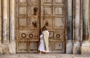 تنديد دولي واسع وسابقة تاريخية: سلطات الاحتلال تمنع بطريرك اللاتين من دخول كنيسة القيامة في أحد الشعانين