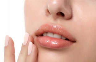 وصفات طبيعية لتقشير الشفاه بخطوات بسيطة
