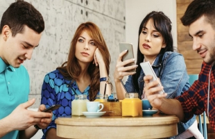 حين تتحول التكنولوجيا إلى مرض.. 10 مشاكل صحية تسببها لجسمك دون أن تدري