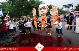 رفعوا دمية لنتنياهو بيدين ملطختين بالدماء.. هكذا عبّر متظاهرون أمام البيت الأبيض عن احتجاجهم