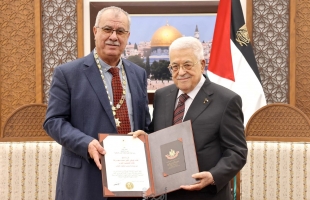 الرئيس عباس يمنح القائد الوطني الكبير محمد بركة قلادة الكنعانيين الكبرى