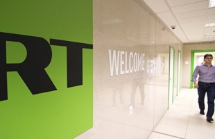 إنزال صحفي يعمل لصالح قناة روسيا اليوم من طائرة نتنياهو قبل التوجه إلى واشنطن