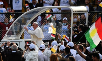 تحويل سيارة البابا فرنسيس إلى عيادة لأطفال غزة