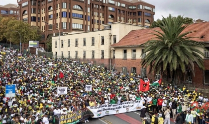 جنوب إفريقيا: آلاف يتظاهرون رفضا لضغوط ترامب ودفاعا عن سيادة بلدهم