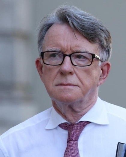 اعتقال سفير بريطانيا السابق في واشنطن للاشتباه بنقله معلومات سرية إلى إبستين