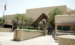 السفارة الأمريكية بالرياض تأمر موظفيها بمغادرة السعودية