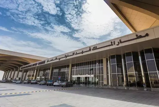 الطيران المدني السعودي: مقتل شخص وإصابة 8 في هجوم على مطار الملك فهد بالدمام